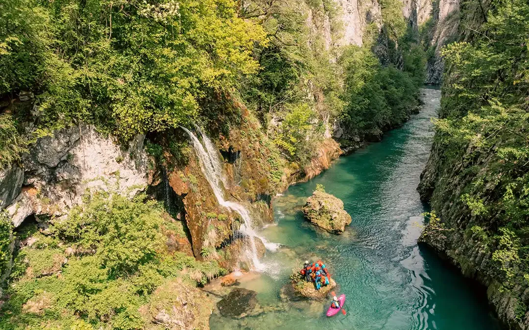 gegen den Bau eines Wasserkraftwerks in Montenegros Komarnica-Schlucht
