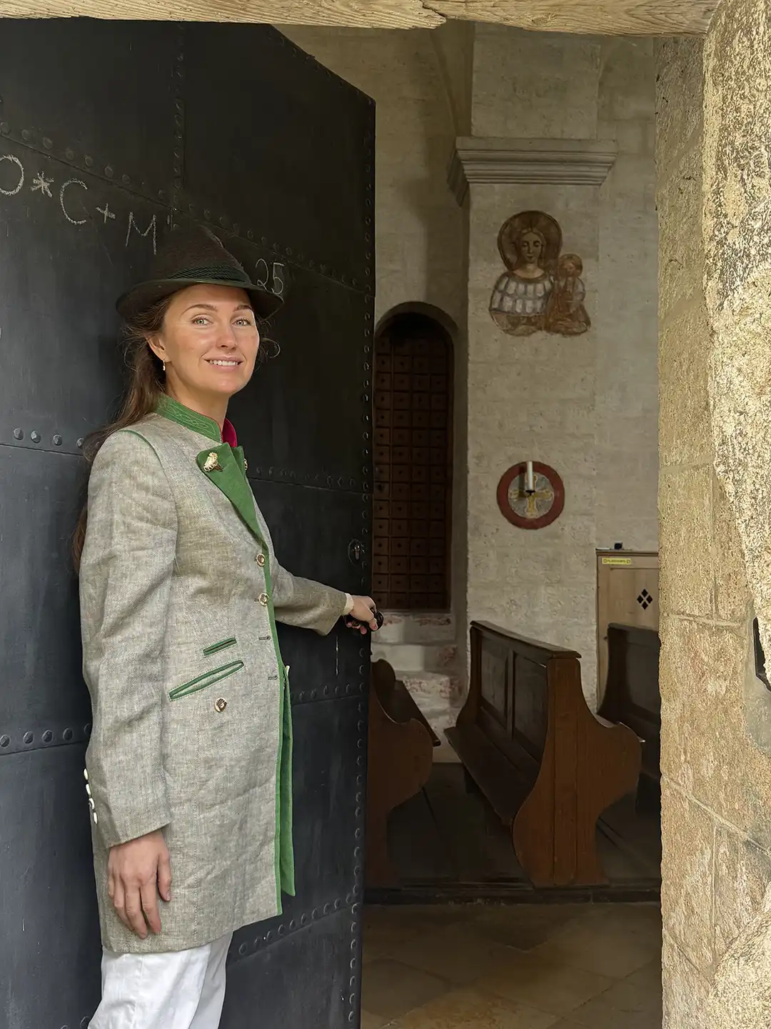 Prinzessin von Bayern  Prinzessin an der Pforte des Pilgerkircherl St. Jakob in Schondorf.  ©Maren Martell 