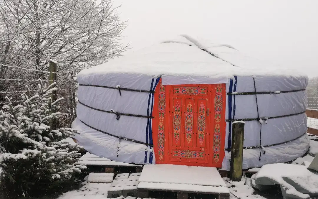mongolische Jurte auf der Bergweihnacht