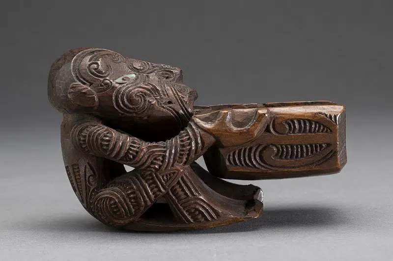 fuenfseen-museum-fuenf-kontinente-Holzfigur mit Schale, Toatoa-Holz, Haliotis-Schale (Paua), gekauft 1935 © Museum Fünf Kontinente, Foto Nicolai Kästner mit 80 Objekten vereint die Sonderausstellung He Toi Ora. Beseelte Kunst der Māori einen Großteil der in unserer Ozeanien-Sammlung bewahrten Māori-Werke. Ob vollplastisch ausgearbeitet oder mit Flachreliefs versehen, weisen viele Exponate die für die Māori-Schnitzkunst charakteristischen Motive aus kleinteiligen geometrischen Mustern und Spiralformen auf. In der Ausstellung präsentieren wir beeindruckende Figuren mit realistischen Gesichtstätowierungen, filigran beschnitzte Waffen und Alltagsgegenstände aus Holz, aber auch Preziosen aus Grünstein oder kostbare Capes. Denn in der Philosophie der Māori weist die Schnitzkunst enge ganzheitliche Verbindungen zu anderen Ausdrucksformen auf. Auch im Februar bringen wir Ihnen die Inhalte unserer Ausstellungen in verschiedenen geführten Rundgängen näher. Neben bereits etablierten Veranstaltungsformaten wie dem mehrsprachigen Familiensingen haben wir mit den Genussmomenten im Museum in den kalten Monaten einen neuen kulinarischen Schwerpunkt gesetzt. In den nächsten beiden Ausgaben der Veranstaltungsreihe verkosten wir mit Sake und Kakao zwei Produkte, die nicht nur die Fermentation im Herstellungsprozess verbindet, sondern deren Aromen auch ganz wunderbar miteinander harmonieren. Faschingsdienstag, den 17. Februar bleibt das Museum geschlossen. Mit herzlichen Grüßen Ihr Team vom Museum Fünf Kontinente Begleitprogramm zur Sonderausstellung He Toi Ora. Beseelte Kunst der Māori Kuratorinnenführung durch die Sonderausstellung He Toi Ora. Beseelte Kunst der Māori Sonntag, 8. Februar 2026, 16 Uhr Der Rundgang mit Dr. Hilke Thode-Arora eröffnet tiefe Einblicke in das Māori-Weltbild und spürt dem Weg nach, den die im Museum Fünf Kontinente bewahrten Schnitzwerke von Neuseeland nach München nahmen. Zu einer Darstellung des Ahnen Tāwhaki konnten Māori-Nachfahren exakte Verbindungen herstellen und widmen ihr einen eigens von ihnen gestalteten Raum. MEHR ERFAHREN Kosten: 5 € zzgl. Eintritt in die Sonderausstellung Anmeldung: E-Mail an kunstvermittlung@mfk-weltoffen.de Weitere Veranstaltungen im Februar Kuratorenführung durch die Dauerausstellung Subsahara-Afrika Sonntag, 15. Februar 2026, 14 Uhr Im Fokus des Rundgangs mit Dr. Stefan Eisenhofer stehen wichtige Exponate, welche die Kunst, Kultur und Geschichte des afrikanischen Kontinents südlich der Sahara eindrucksvoll zeigen. Es werden aber auch Schlaglichter geworfen auf zeitgenössische Werke wie den aus Getränkeverpackungen gefertigten Dosenmann des kongolesischen Künstlers Eddy Ekete Mombesa. MEHR ERFAHREN Kosten: 5 € zzgl. Eintritt in die Dauerausstellung Begrenzte Platzzahl. Keine Anmeldung erforderlich Sake & Hi(stories) Freitag, 20. Februar 2026, 18 Uhr Japans Nationalgetränk mit 2000-jähriger Geschichte spiegelt Landschaft, Kultur und Menschen wider, die es herstellen. Yoshiko Ueno-Müller, Sake-Samurai und Autorin von SAKE – Mythos. Handwerk. Genuss, präsentiert fünf ausgewählte Sake und erzählt deren Geschichte. Die Veranstaltung ist Teil unserer Reihe Genussmomente im Museum. MEHR ERFAHREN Teilnahmegebühr: 48 € Anmeldung: E-Mail an kunstvermittlung@mfk-weltoffen.de Save the Date: Ausgesuchte Veranstaltungen im März Kuratorinnenführung durch die Dauerausstellung Südwestasien und Nordafrika Sonntag, 1. März 2026, 14 Uhr Museumsausstellungen vermitteln Wissensgeschichten. Wie in der Führung mit Dr. Anahita Mittertrainer deutlich wird, führt die sorgfältige Inszenierung ausgewählter Objekte oft dazu, dass diese Gegenstände rein ästhetisch betrachtet werden – ohne Berücksichtigung ihrer Entstehungshintergründe. Doch wie wurden sie verwendet und wozu? Wo waren sie ursprünglich platziert? MEHR ERFAHREN Kosten: 5 € zzgl. Eintritt in die Dauerausstellung Begrenzte Platzzahl. Keine Anmeldung erforderlich Schokoladen-Verkostung und Kakaokultur mit La Chocolatera Sonntag, 1. März 2026, 14–15 Uhr Verkostet wird nachhaltige Premium-Schokolade, die den Geschmack der ecuadorianischen Anbaugebiete in sich trägt. Im Anschluss serviert Miriam Greiner, Inhaberin von La Chocolatera, einen heißen Kakao aus reiner Kakaomasse – ein Getränk, das seit Jahrtausenden Menschen miteinander verbindet. Die Veranstaltung ist Teil unserer Reihe Genussmomente im Museum. MEHR ERFAHREN Hinweis: Die Schokoladen-Verkostung ist bereits ausgebucht. Weitere Veranstaltungen finden Sie im Programmüberblick auf unserer Website. Weltoffen Programm für Kinder und Familien Gemeinsam im Takt! Sonntag, 1. März 2026, 15–16 Uhr Zum Familiensingen mit Dr. Sezgin Inceel sind alle herzlich eingeladen, ob mit oder ohne Gesangserfahrung! Gemeinsam singen wir mehrsprachige Kinderlieder, Pop-Hits und Volkslieder. Der Workshop richtet sich an alle Altersgruppen und bietet eine tolle Gelegenheit, Zeit mit der Familie zu verbringen. MEHR ERFAHREN Kosten: 1 € Eintritt für alle über 18 Jahre Anmeldung: E-Mail an kunstvermittlung@mfk-weltoffen.de Weitere Veranstaltungen finden Sie auf unserer Website im Programmüberblick. Wir freuen uns auf Ihren Besuch! Museum from home Schneebrillen wie dieses Exemplar aus Westsibirien aus dem 19. Jahrhundert verringern die Helligkeit der Sonne, die sich in Schnee und Eis reflektiert und besonders im Frühjahr die schmerzhafte Schneeblindheit verursacht. Mit ihren blau getönten Gläsern schützt die Schneebrille den Träger ohne Einschränkung. In den zirkumpolaren Gebieten waren Schneebrillen ursprünglich aus Geweih, Holz, Knochen oder Elfenbein gefertigt und nur mit einem schmalen Sehschlitz versehen. Das Sichtfeld war dadurch stark eingeschränkt. In unserer Sammlung Online finden Sie weitere Exemplare – unter anderem eine maskenhaft anmutende Replik aus Kanada.