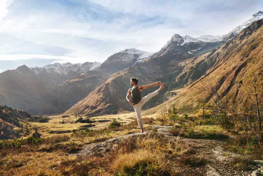 Gasteinertal - Yoga in der Natur Mann in Bergkulisse