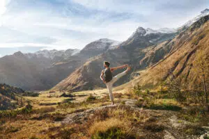 Gasteinertal - Yoga in der Natur Mann in Bergkulisse