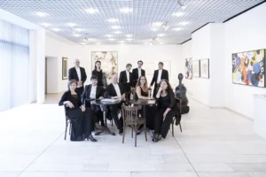 Gruppenbild l'arte del Mondo in einem weißen Salon.