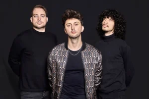 Gruppenbild mit schwarzem Hintergrund - Luca Stesak und Christian Behrmann