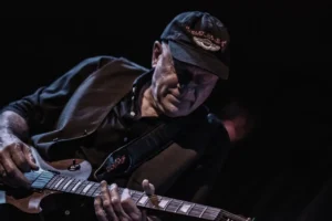 Jim Kahr in concert mit Gitarre on stage