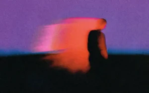 Titelmotiv der Spielzeit bso2627 Mann mit rotem Schattem vor lila schwarzen Hintergund