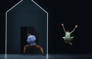 Szene Impassi Common Ground Nationaltheater Ballettfestwochen Premiere leuchtendes Haus im dunklen mit zwei Tänzern