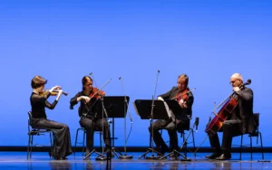 Bayerisches Staatsorchester 4 Streicher auf der Bühne des Nationaltheaters