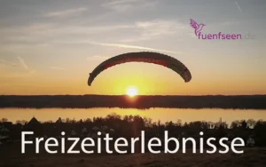 Paraglider bei Sonnenuntergang über dem Ammersee in Breitbrunn