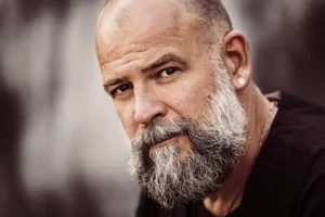 Martin kälberer portraitfoto mit Bart und schwarzem T-Shirt