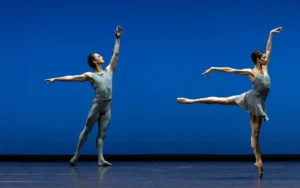 Bayerisches Staatsballett J. Mac Kay E.Tone auf der Bühne des Nationaltheaters München vor blauem Hintergrund Ballett