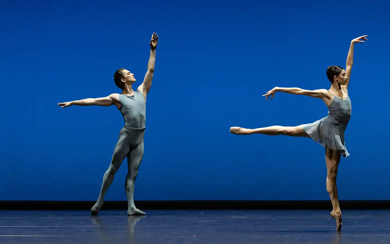 Bayerisches Staatsballett J. Mac Kay E.Tone auf der Bühne des Nationaltheaters München vor blauem Hintergrund Ballett