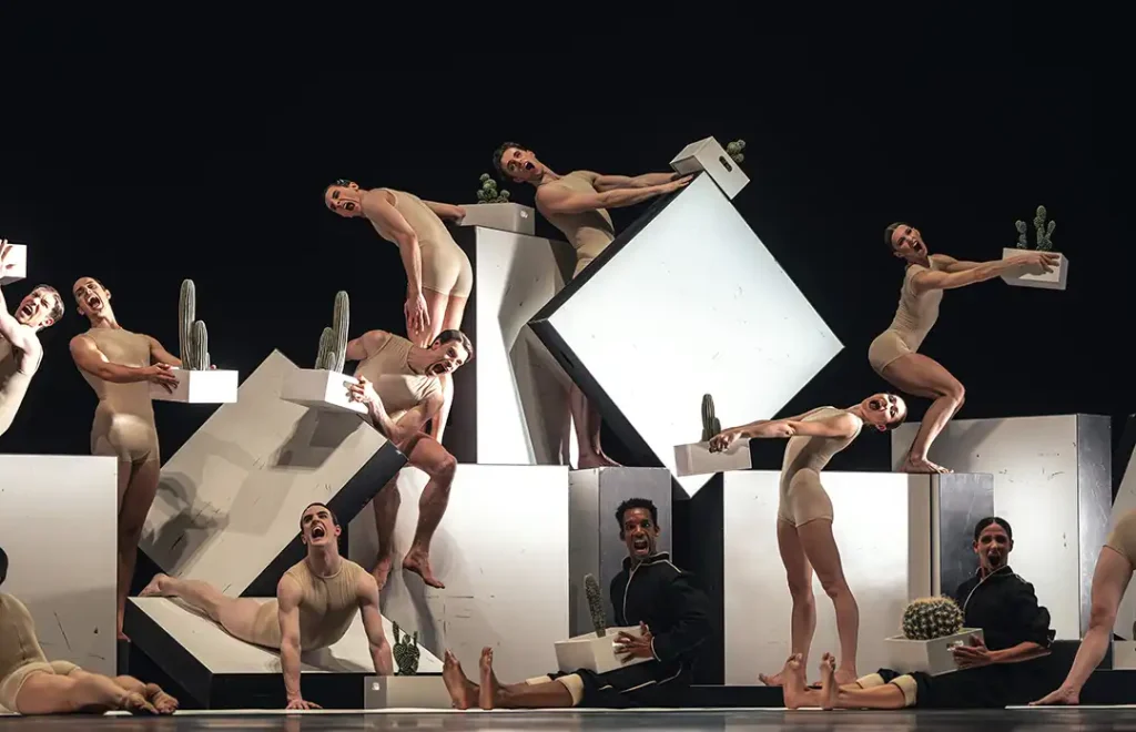 Common Ground Bayerisches Staatsballett - fantastisch und begeisternd 1 common ground Cacti Ensemble mit weißen Würfeln im Tanz.