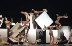 common ground Cacti Ensemble mit weißen Würfeln im Tanz.