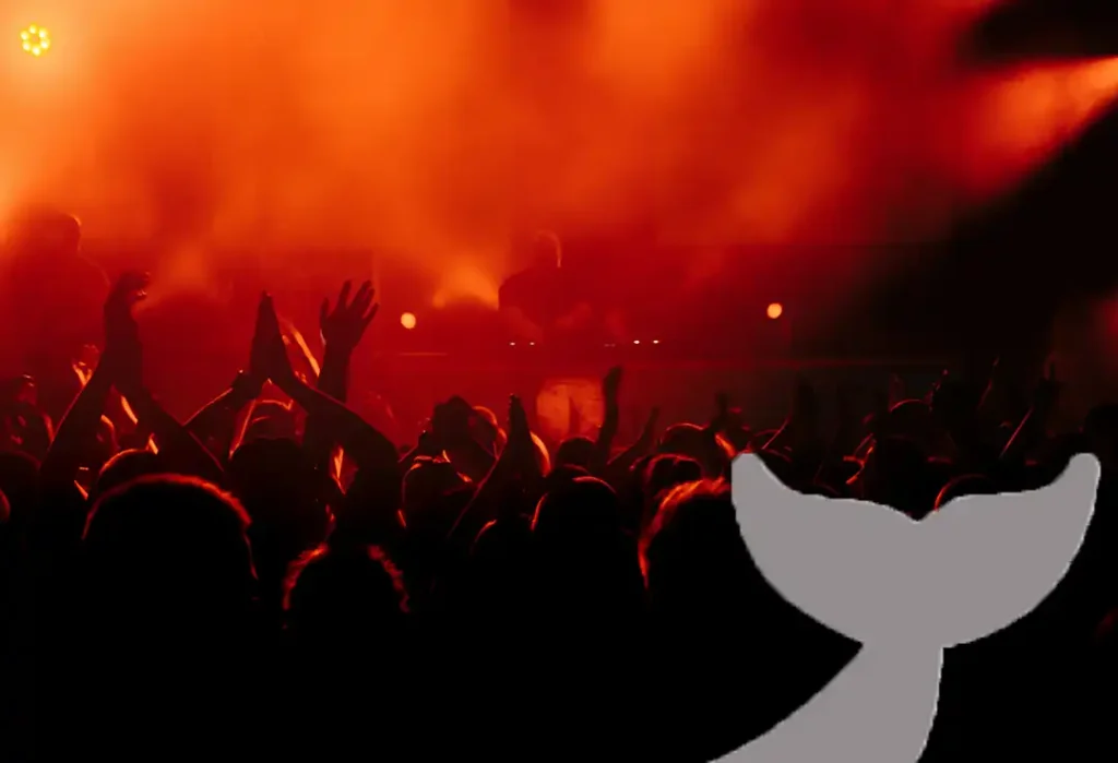 singende Menschen beim Urtonseminar in München bei orangem Licht