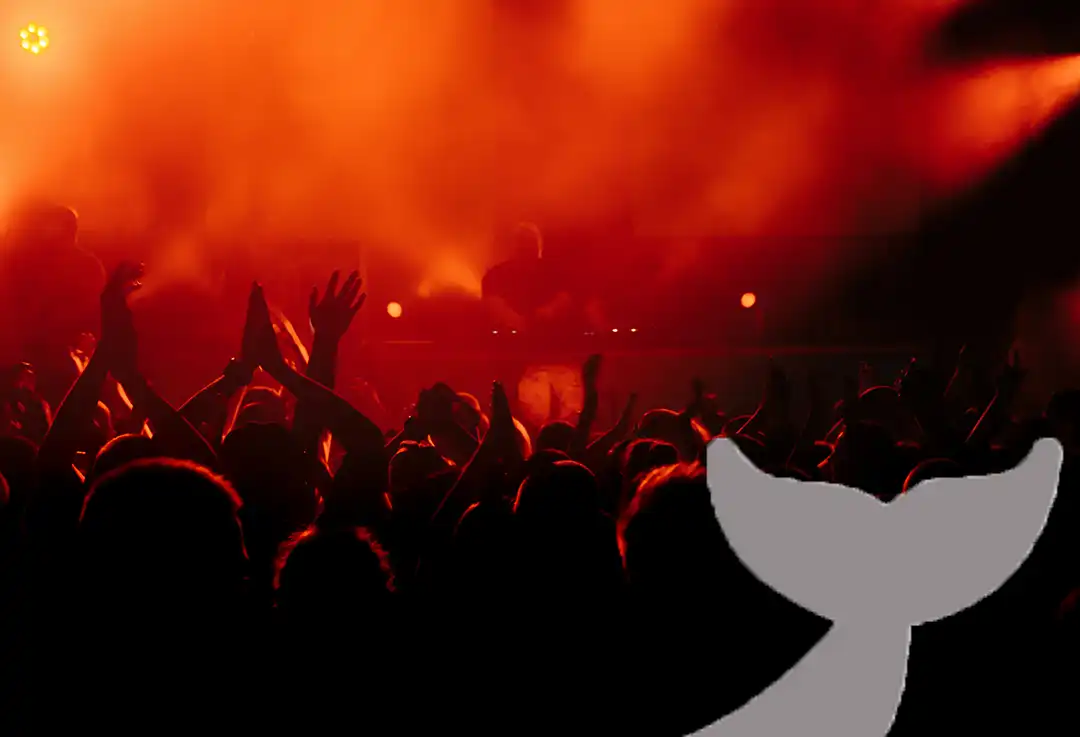 singende Menschen beim Urtonseminar in München bei orangem Licht